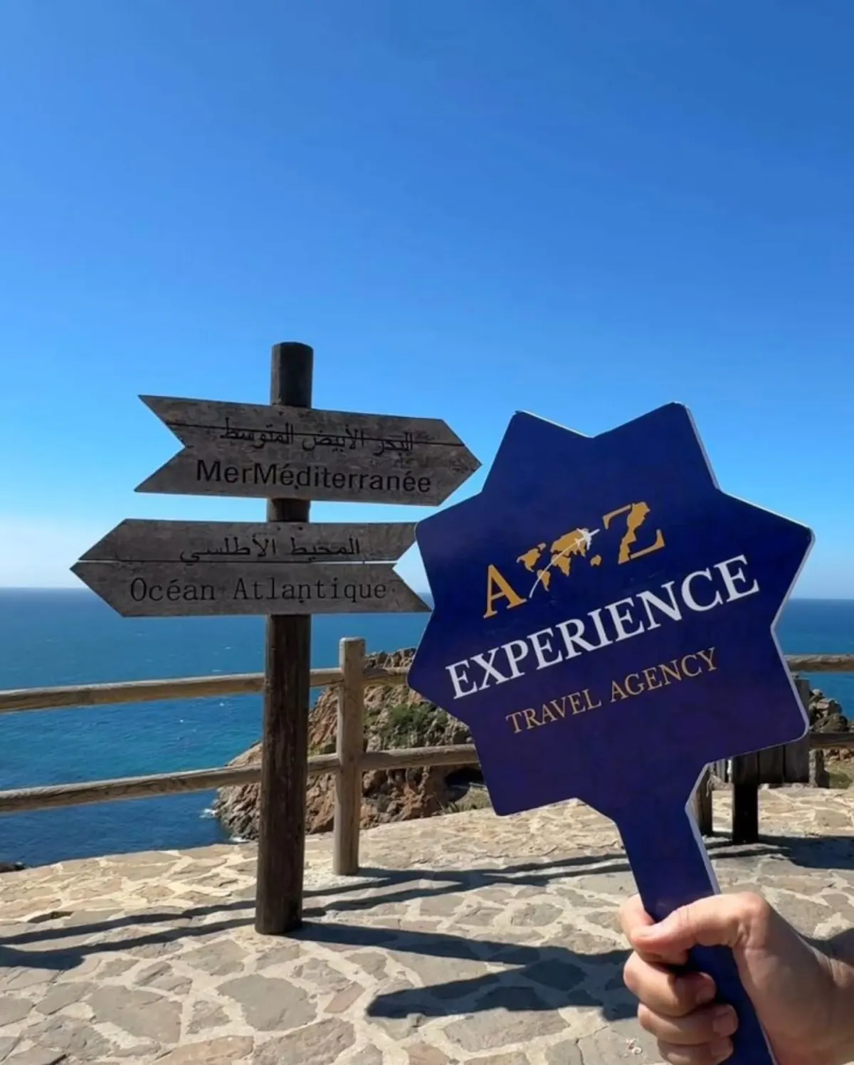 Panneau AZ Experience au Cap Spartel, face à la Méditerranée et à l’Atlantique